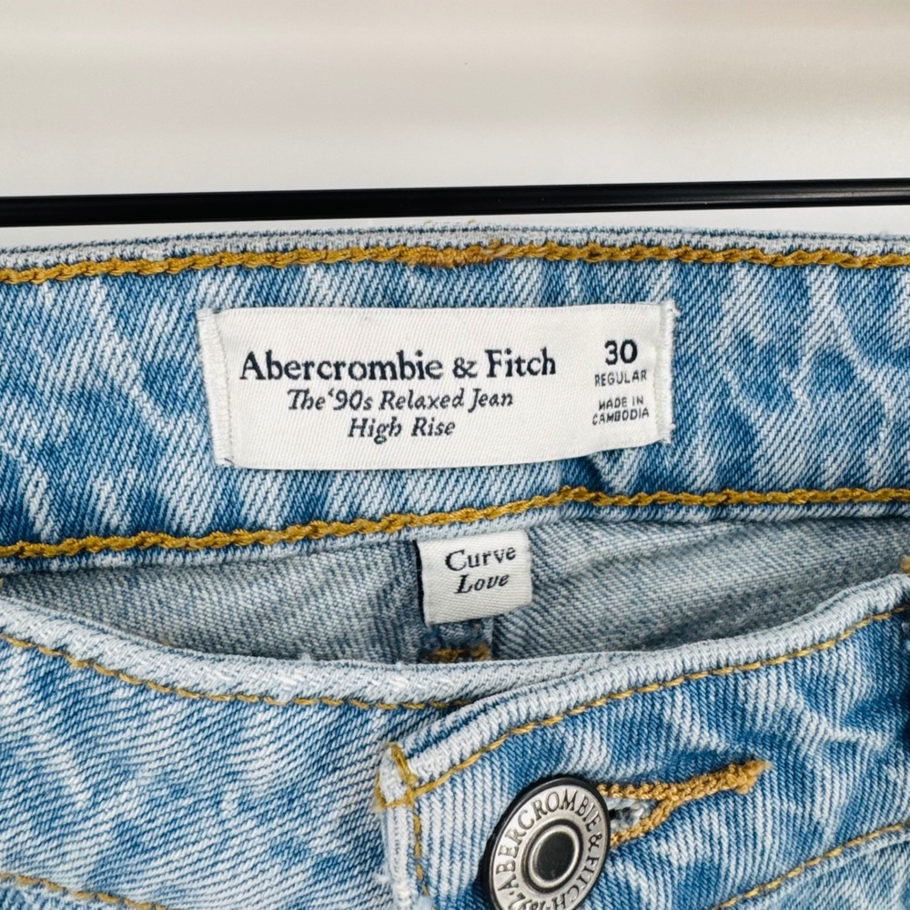 Abercrombie & Fitch 90s Relaxed Jeans Light Wash 30 Curve Love High Rise Raw Hem - Picture 3 of 10